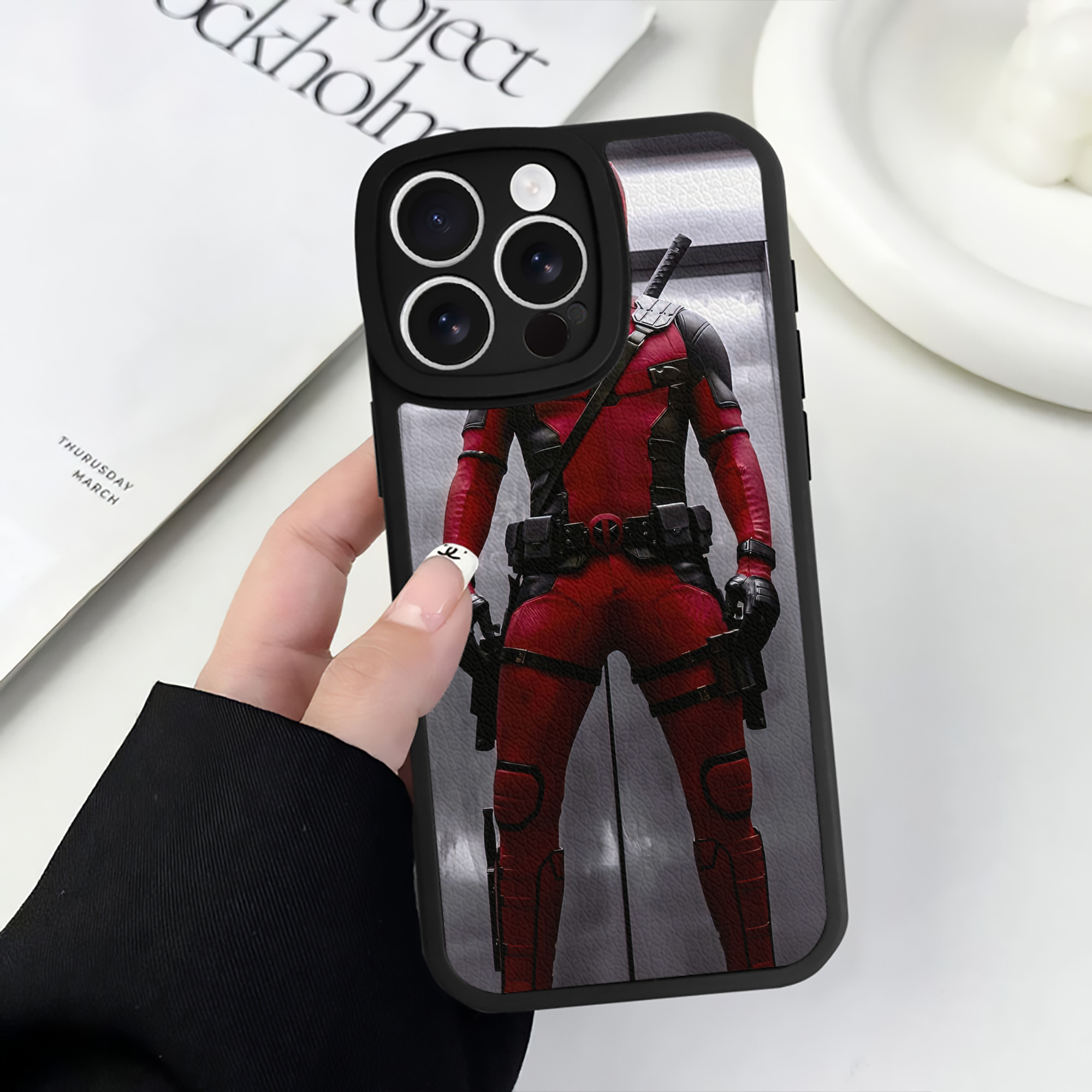 （画像用） Deadpool デッドプール 【iPhone 16シリーズ対応】シリコンスマホケース（レザー調） 材質：シリコン